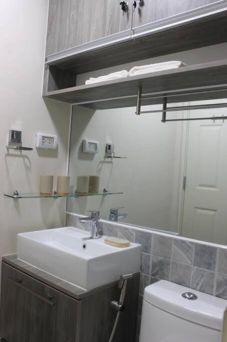 Condo Near Ayala Cebu City W Wifi Balcony ภายนอก รูปภาพ